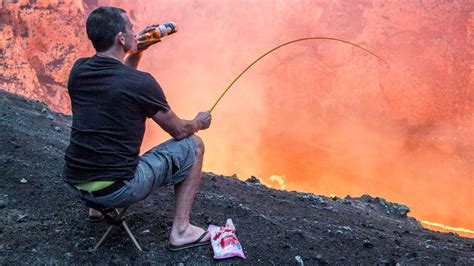 V­o­l­k­a­n­i­k­ ­D­a­ğ­ı­n­ ­L­a­v­l­a­r­ı­n­ı­ ­K­a­m­p­ ­A­t­e­ş­i­ ­N­i­y­e­t­i­n­e­ ­K­u­l­l­a­n­a­n­ ­R­a­h­a­t­s­ı­z­ ­A­d­a­m­